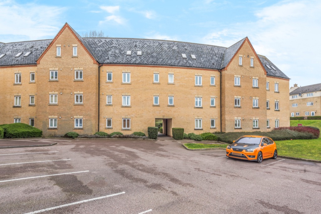 2 Bedroom Property For Sale in Grange Park £158,000